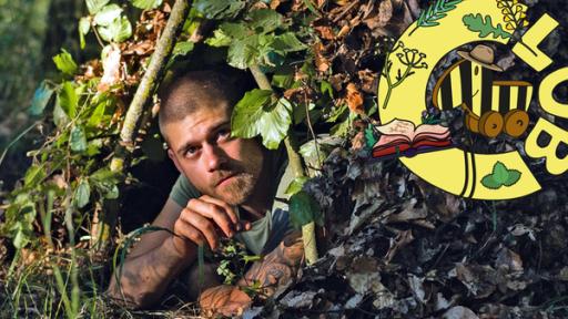 Manuel Larbig im selbstgebauten Unterschlupf im Wald