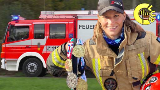 Feuerwehrfrau Marie Schuhmann mit Medaillen vor einem Feuerwehrauto