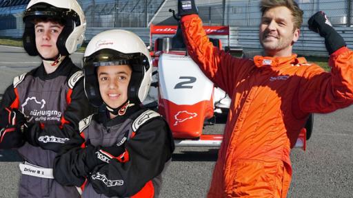 Action auf dem Nürburgring: Rennsimulator, Karts und Formel 1 | Rechte: SWR Luis und Alessio vs Johannes auf dem Nürburgring