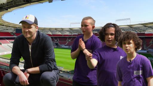 Triple Clash: Showdown im Fußballstadion | Rechte: SWR Karim, Sami und Jorgo gegen Johannes im VfB-Stadion in Stuttgart