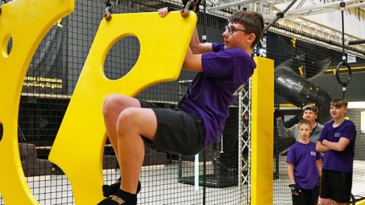 Johannes und seine 3 Kontrahenten in der Trampolin- und Parkour-Halle | Rechte: SWR Johannes und seine 3 Kontrahenten in der Trampolin- und Parkour-Halle