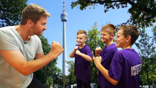 Triple Clash: Höhenangst auf dem Fernsehturm | Rechte: SWR Jonathan, Magnus und Julian gegen Johannes auf dem Stuttgarter Fernsehturm