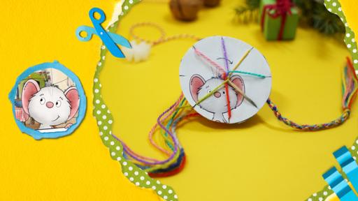 Knüpfstern mit Tilda Apfelkern und Wollfäden aus denen ein Armband geknüpft wird