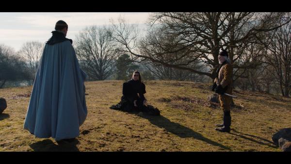 Ingi (Ellen Hillingsø) wurde von Fileas (Christian Tafdrup) in den Wald gelockt, doch sie hat ihren General Rimob (Andres Hove) dabei.