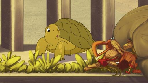 Folge 26: Schlaraffenland | Rechte: © Caligari Film Schildkröte Törtel steht neben einem offenem Müllsack aus dem Essensreste quellen. Er schaut mit erstauntem Blick darauf.
