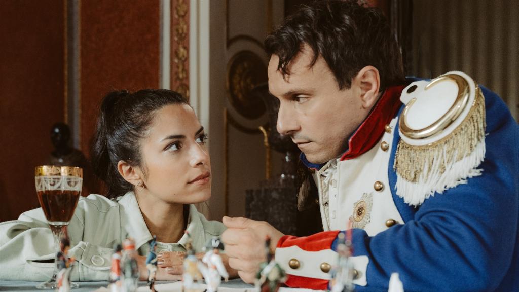 Clarissa trifft Napoleon (Stefko Hanushevsky) und kommt mit ihm ins Gespräch.