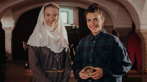 Rechte: KiKA/Sabine Finger Elisabeth von Thüringen (Tammy Girke) neben Clarissa im Portrait.