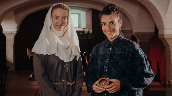 Clarisssa reist mit ihrer Zeitmaschine ins Mittelalter zu Elisabeth von Thüringen (Tammy Girke).