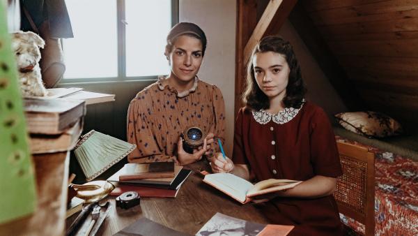 Anne Frank (Katharina Kron) in ihrem Zimmer im Hinterhaus.