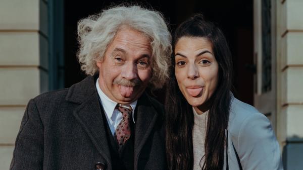 Clarissa und Albert Einstein (Marcus Prell) stehen nebeneinander und strecken beide ihre Zunge raus.