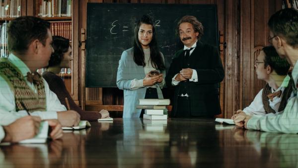 Clarissa ist dabei, als Albert Einstein (Marcus Prell) in einer Vorlesung seinen Studenten seine Idee der Relativitätstheorie erklärt.