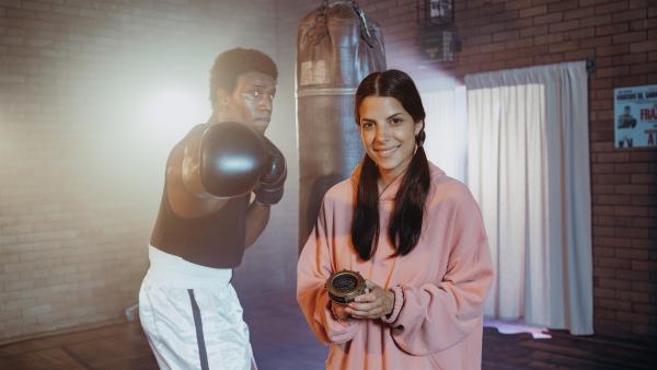 Mit ihrer Zeitmaschine reist Clarissa in die Mitte des 20. Jahrhunderts, um eine Legende des Sports zu treffen: Muhammad Ali (Elvis Clausen).
