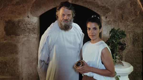 Clarissa steht neben Sokrates (Christian Rudolf).