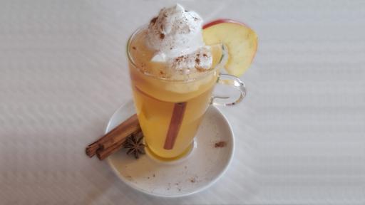 Weihnachtlicher Apfelsaft mit Zimtsahne | Rechte: KiKA Winterlicher Apfelsaft mit Zimtsahne