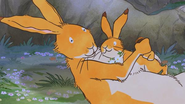 Großer brauner Hase und kleiner brauner Hase freuen sich zusammen.