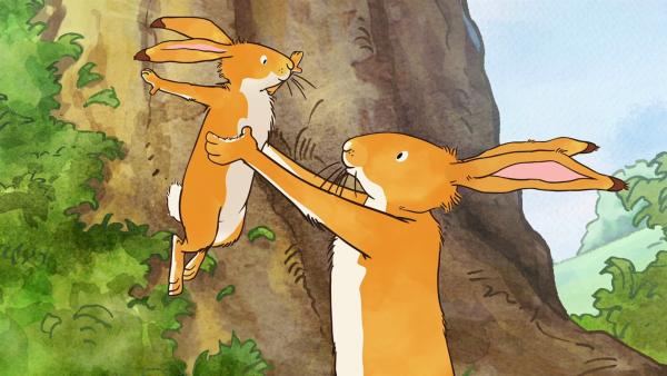 Der kleine und der große braune Hase freuen sich über den schönen Tag, den sie erlebt haben.