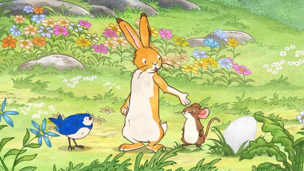 Der kleine Hase und die kleine Feldmaus finden beim Spielen auf der Wiese ein großes Ei. Es liegt aber nicht in einem Nest, sondern einfach allein und verlassen am Boden. Da kommt Blauvogel vorbei und bietet an, sich um das Ei zu kümmern.