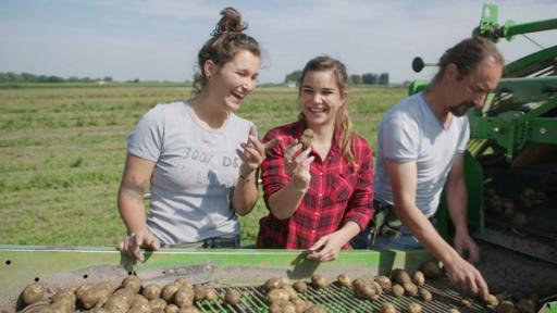 Anna auf dem Bauernhof | Rechte: BR/Text und Bild Medienproduktion GmbH & Co. KG Ernte gut, alles gut (05) / Auf dem Kartoffelroder, der Kartoffelerntemaschine, sortieren Anna (Mitte) und Andrea faule Kartoffeln und Steine aus.