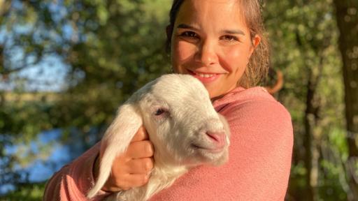 Anna auf dem Bauernhof | Rechte: BR/Text und Bild Medienproduktion GmbH & Co. KG Die Schafe im Zwergenwald (04) / Ein Lamm hat Anschluss an die Herde verloren. Anna macht sich auf die Suche nach der Mutter.