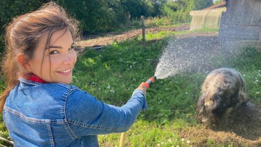 Anna auf dem Bauernhof | Rechte: BR/Text und Bild Medienproduktion GmbH & Co. KG Die bunte Ferkelbande (03) / Sau Betti braucht an heißen Tagen eine kalte Dusche. Anna ist nur allzu gerne behilflich.