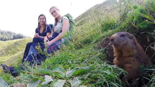Anna auf der Alm | Rechte: BR | Text und Bild Medienproduktion GmbH & Co. KG Im Reich der Murmeltiere (Folge 3) | Bei einer Wanderung macht Anna Bekanntschaft mit Naturforscherin Steffi. Sie möchte die Murmeltiere in den Bayerischen Alpen zählen.