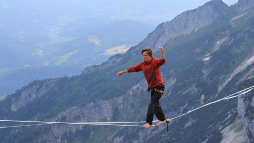 Anna auf der Alm | Rechte: BR | Rechte bei Text und Bild Medienproduktion GmbH & Co. KG Spuren im Wald (Folge 4) | Showdown auf der Highline – Friedi balanciert auf einem Band über eine Schlucht. Natürlich gesichert.