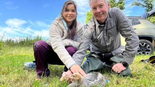 Anna im Land der tausend Seen | Rechte: BR | Text und Bild Medienproduktion GmbH & Co. KG | Michelle Gruber Die Suche nach dem Glücksvogel (01) | Anna und Dr. Günter Nowald bei der Kranichberingung im Land der tausend Seen (Dr. Günter Nowald).