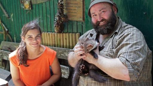 Anna und der wilde Wald | Rechte: Text und Bild Medienproduktion GmbH & Co. KG Dem Wolf auf der Spur (1) | Im Bayerischen Wald lernt Anna (Annika Preil) den Woife (Wolfgang Schreil) kennen. Der Tierschützer päppelt gerade die zwei Steinmarder „Seppi“ und „Beppi“ auf.
