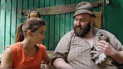 Anna und der wilde Wald | Rechte: BR Folge 2: Ein Waldkauz in Not | Anna (Annika Preil) und Tierschützer Woife (Wolfgang Schreil) mit dem in Notgeratenen Waldkauz.