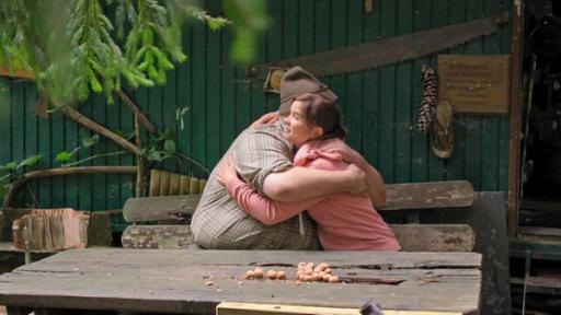 Anna und der wilde Wald | Rechte: BR/TEXT + BILD Medienproduktion GmbH & Co. KG/Ben Wolter Abschied am Bauwagen: Nach spannenden Abenteuern geht Annas Reise durch den Bayerischen Wald zu Ende.