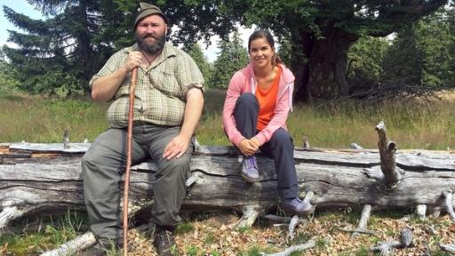 Anna und der wilde Wald | Rechte: BR/TEXT + BILD Medienproduktion GmbH & Co. KG/Ben Wolter Wo sind die Steinmarder? / Anna und der Woife erleben die tollsten Abenteuer im Bayerischen Wald. Sie hilft ihm beim Aufpäppeln von Pflegetieren, er zeigt ihr dafür die tierischen Bewohner der Region.