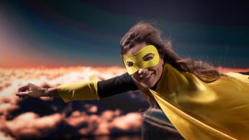 Anna und das wilde Wissen | Rechte: BR | Text und Bild Medienproduktion GmbH & Co. KG V wie Vogelflug | Hoch über den Wolken fliegt Anna (Annika Preil) dank der richtigen Klamotte wie ein Vogel.