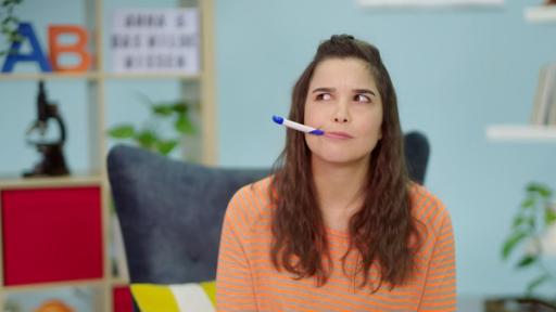 Anna und das wilde Wissen | Rechte: BR | Text und Bild Medienproduktion GmbH & Co. KG | Matthias Kraus K wie Körpertemperatur | Anna misst ihre Temperatur mit einem Thermometer.