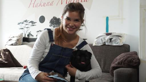 Mops / Die Mopsdame JJ passt locker unter Annas Arm.