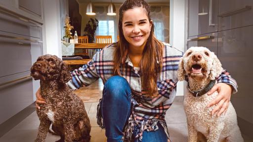 Anna und die Haustiere | Rechte: BR | Text und Bild Medienproduktion GmbH & Co. KG | David Enge Lagotto Romagnolo | Anna darf die beiden italienischen Wasserhunde Abbey und Joshi füttern.