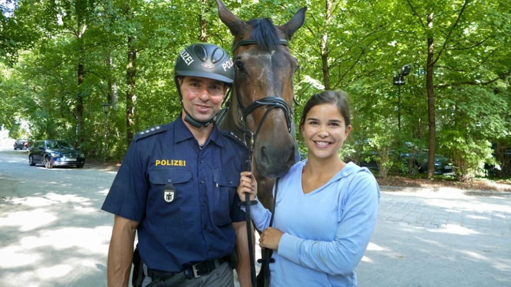 Ein Tag mit Polizeipferden | Anna darf Einsatzleiter Markus helfen, sein Pferd "Dior" für die Patrouille im Englischen Garten fertigzumachen. | Bild: BR | Text und Bild Medienproduktion GmbH & Co.KG