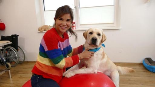 Hunde im Einsatz | Mit dem stürmischen Therapiehund "Anton" macht Anna Übungen für das Gleichgewicht.