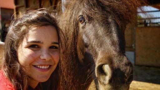 Shetlandpony | Bei ihrem Besuch auf dem Reiterhof lernt Anna die Shetlandpony-Dame Carima kennen.
