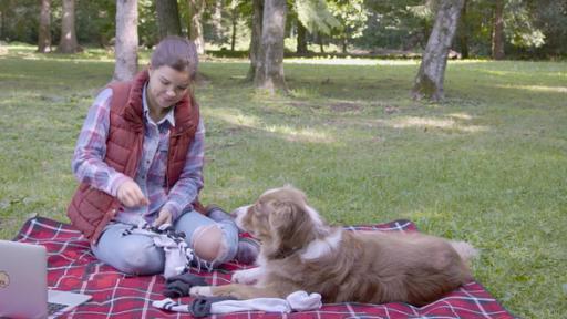Tierspielzeug selbstgemacht | Anna arbeitet an einer Sockenkrake. Aus gebrauchten Socken lässt sich so ein tolles Hundespielzeug basteln.