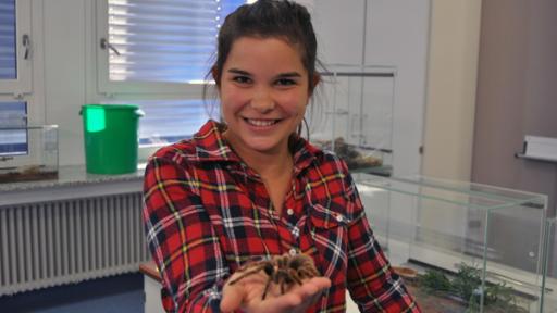 Anna und die Haustiere | Rechte: BR | Text und Bild Medienproduktion GmbH & Co. KG Vogelspinne | Anna hat sich ihrer Angst gestellt und eine Vogelspinne auf die Hand genommen.