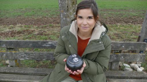 Anna und die Haustiere | Rechte: BR | Text und Bild Medienproduktion GmbH & Co.KG Wenn Haustiere sterben | Anna hält zum ersten Mal in ihrem Leben eine Urne in der Hand. Darin kann man die Asche seines verstorbenen Haustiers als Andenken aufbewahren.