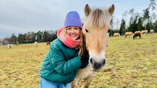 Nina und die Haustiere | Rechte: BR | Text und Bild Medienproduktion GmbH & Co. KG | Katharina Brackmann Fjordpferd | Auf der Koppel gibt es nicht nur Gras, sondern vor allem viel Platz, um sich auszutoben.