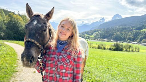 Appaloosa | Rechte: BR | Text und Bild Medienproduktion GmbH & Co. KG | Katja Schübl Appaloosa | Nina und Appaloosa "Feivel" beim Spaziergang im Berchtesgadener Land.