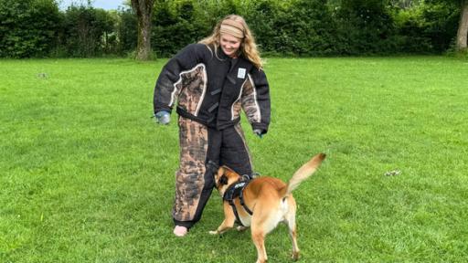 Nina und die Haustiere SPEZIAL | Rechte: BR | Text und Bild Medienproduktion GmbH & Co. KG | Karen Markwardt Ein Tag mit den Polizeihunden | Im Hetzanzug spielt Nadja beim Polizeihunde-Schutztraining eine Einbrecherin, die geschnappt wird. (Nina Ploghaus).