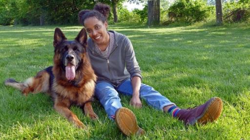 Pia und die Haustiere | Rechte: BR | Text und Bild Medienproduktion GmbH & Co.KG Deutscher Schäferhund | Pia und Schäferhund „Onex“ ruhen sich auf einer Wiese aus