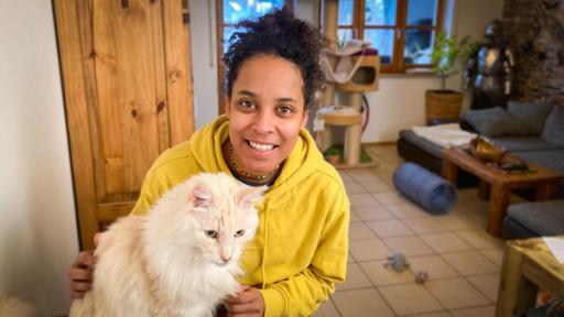 Pia und die Haustiere SPEZIAL | Rechte: BR | Text und Bild Medienproduktion GmbH & Co. KG | Karen Markwardt Ein Tag mit der Katzenpsychologin | Genügend Platz zum Spielen und Klettermöglichkeiten sind wichtig für Katzen.