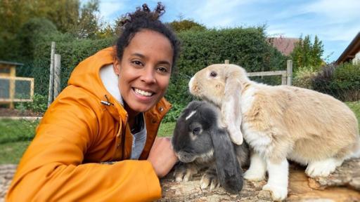 Pia und die Haustiere | Rechte: BR | Text und Bild Medienproduktion GmbH & Co. KG Widderkaninchen | Wie alle Widderkaninchen, haben auch die Kaninchendamen „Khaleesi“ und „Kiara“ Schlappohren.