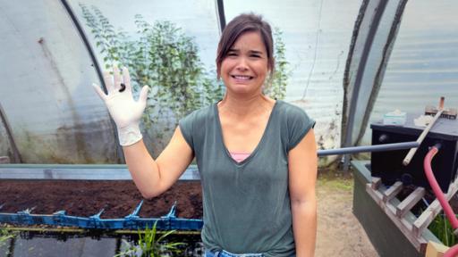 Anna und die wilden Tiere | Rechte: BR/Text und Bild Medienproduktion GmbH & Co. KG/Katharina Brackmann Sind Blutegel eklig? | Anna traut sich, einen hungrigen Blutegel auf die Hand zu nehmen. Ohne den schützenden Handschuh, würde der Wurm sofort versuchen, ihr Blut zu trinken.