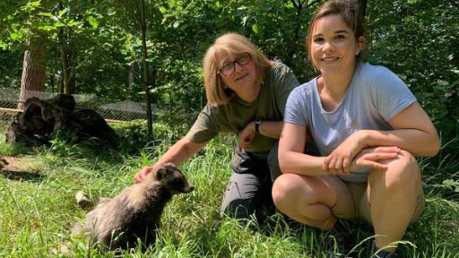Anna und die wilden Tiere | Rechte: BR | Text und Bild Medienproduktion GmbH & Co. KG Ist der Marderhund ein Hund? | Anna (links) und Marion mit dem zutraulichen Marderhund "Cedric".