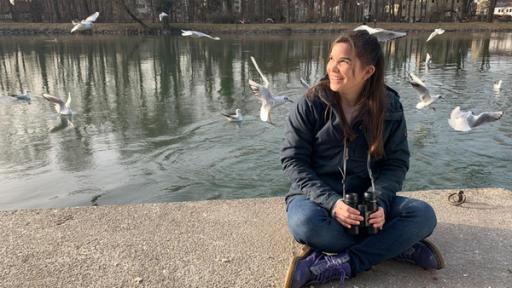 Anna und die wilden Tiere | Rechte: BR | Text und Bild Medienproduktion GmbH & Co. KG Wie lacht die Lachmöwe? | Anna sitzt an der Isar und beobachtet Lachmöwen mit dem Fernglas.